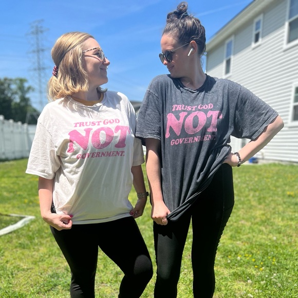 I’m going LIVE! Like this post to come hang with me for some amazing deals!🫶🏻 - Picture 7 of 17